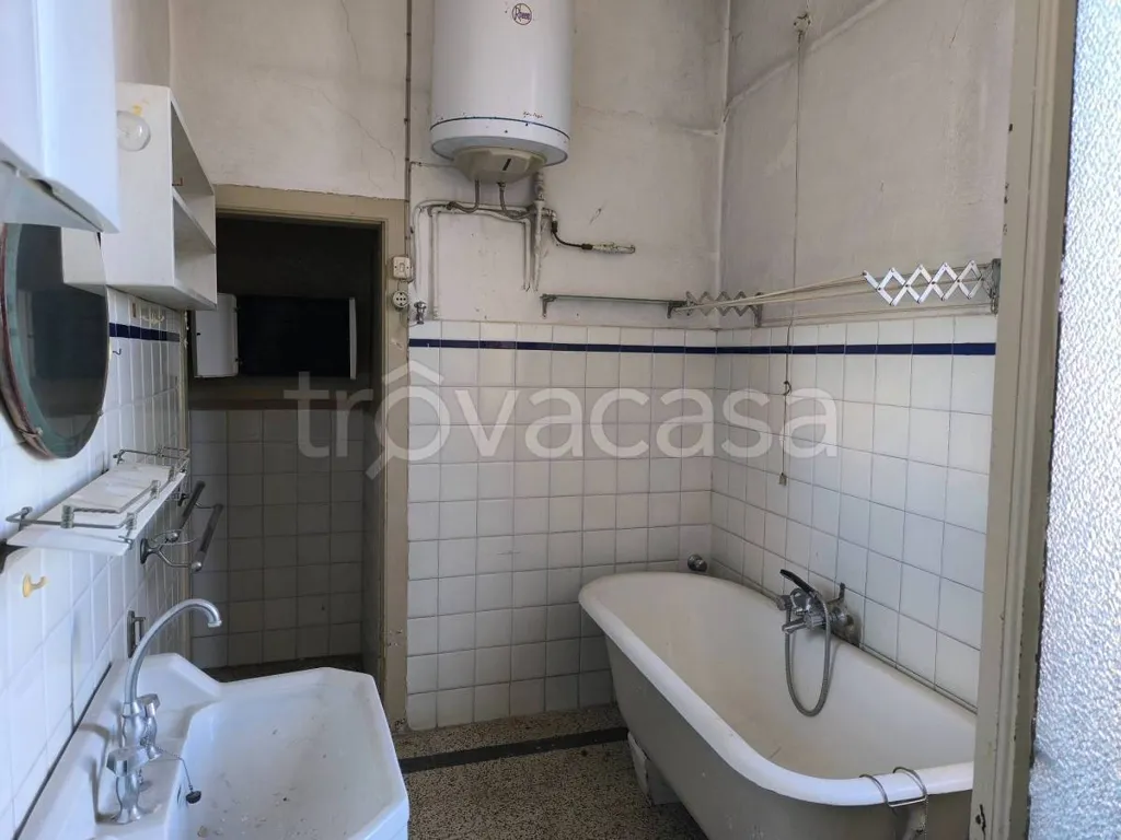 Salles de bain - Historic Apartment with Piazza View in Mondovì