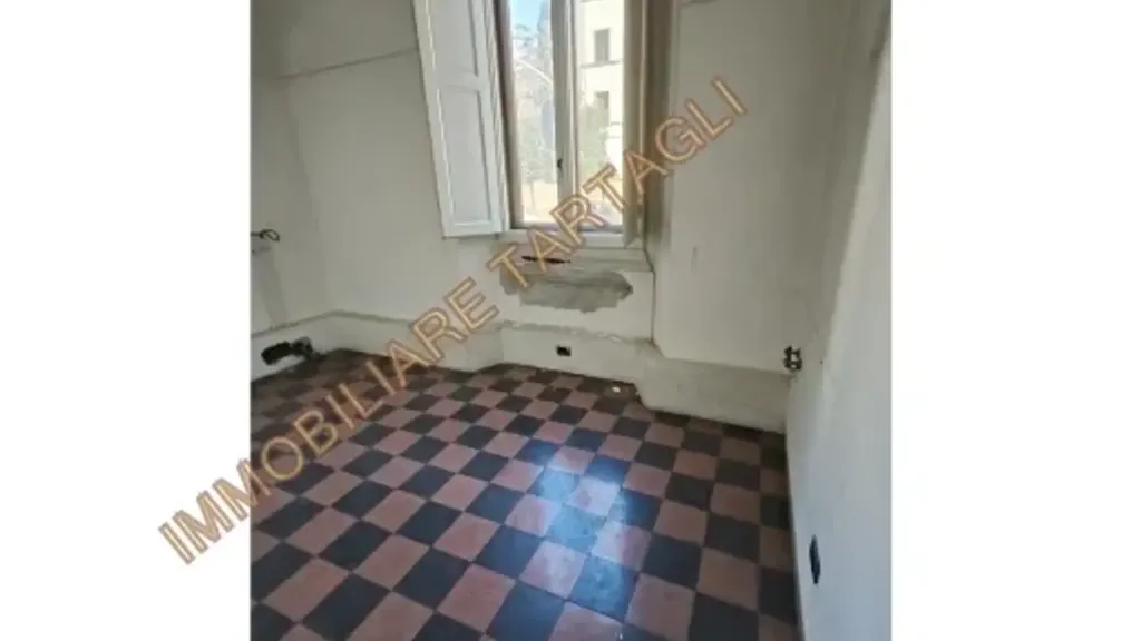 Stanze - Apartment with Dual Entrances in Florence