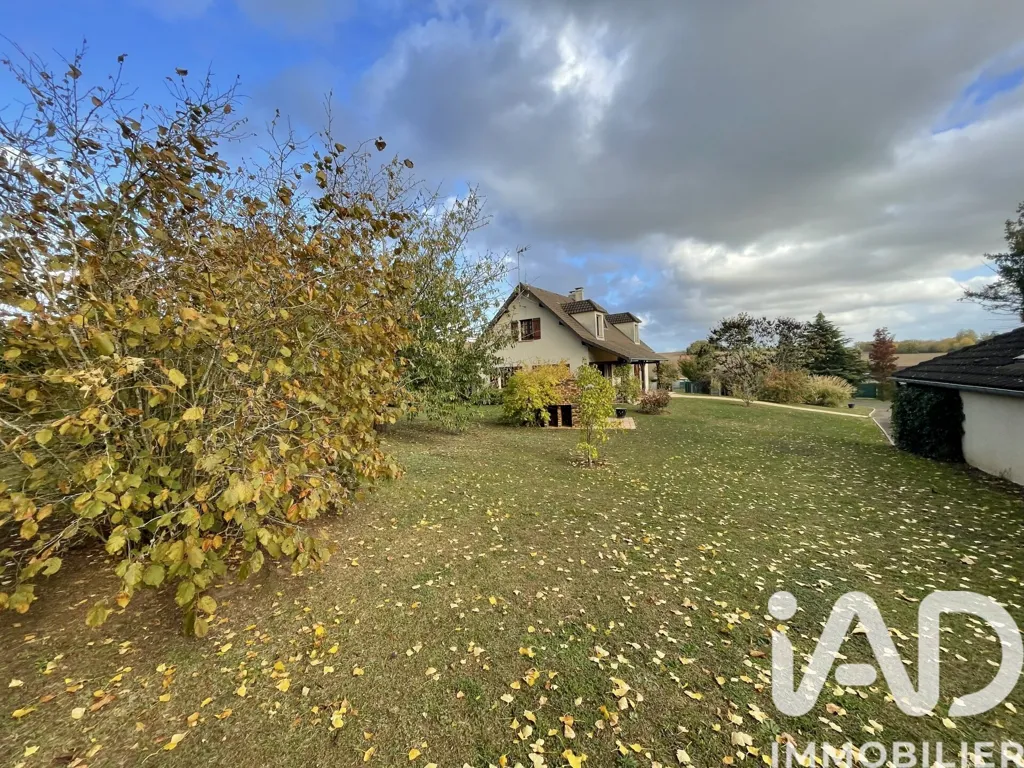 Aed - House with Commercial Space in Berchères-sur-Vesgre