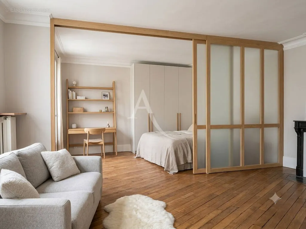 Séjour - Studio avec Cachet et Fort Potentiel en 2 Pièces à Paris