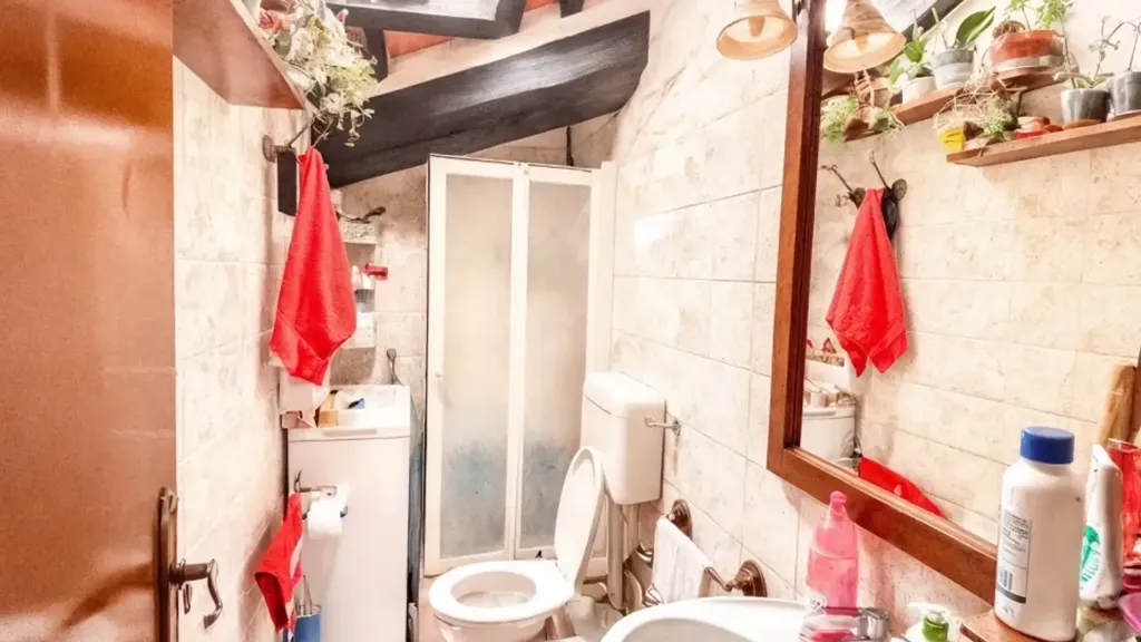 Salles de bain - 3-Bedroom Apartment with Open Plan in Montevarchi