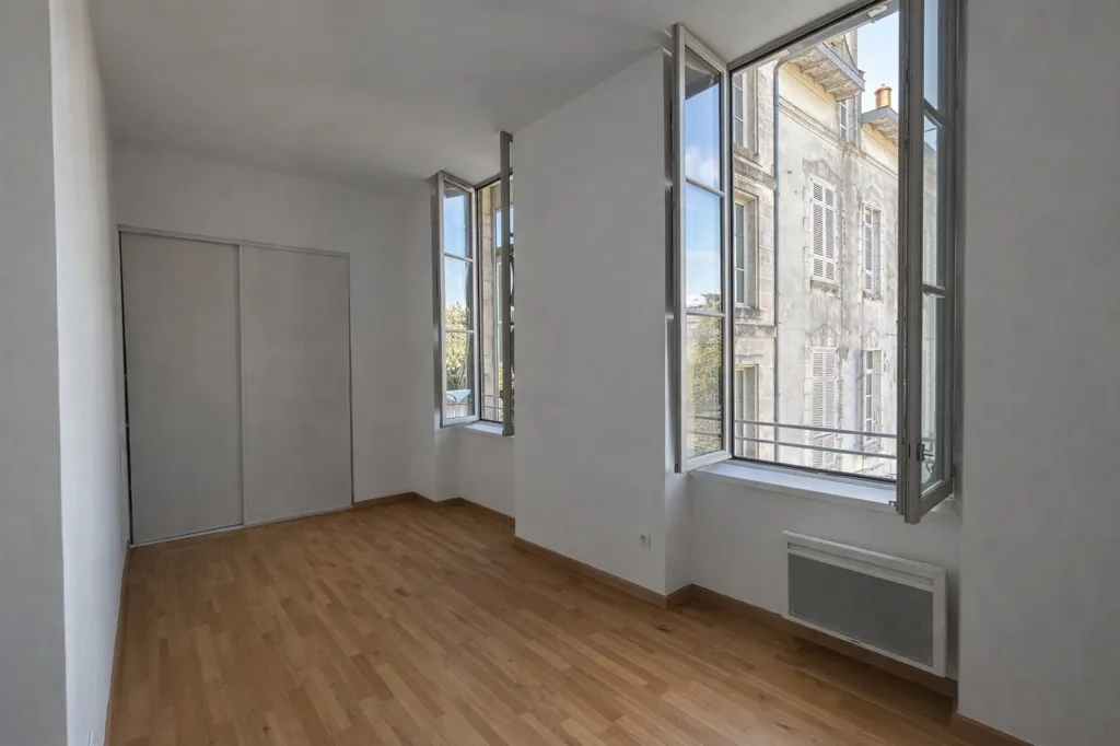 Toad - Type 3 Flat in Historic Centre, La Rochelle