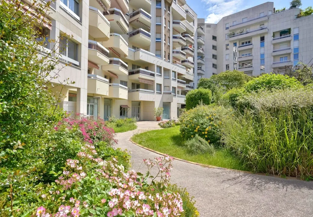 Garden - New Flat with Eiffel View in Courbevoie