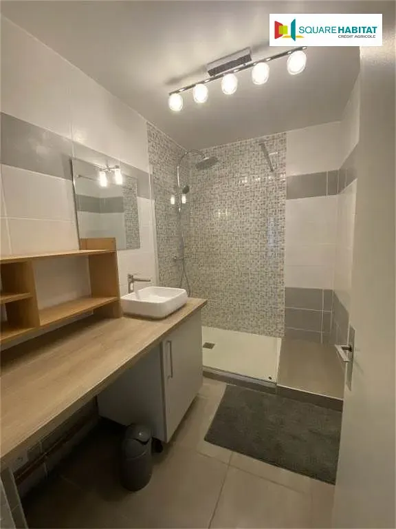 Salles de bain - Appartement meublé avec balcon à Tarbes