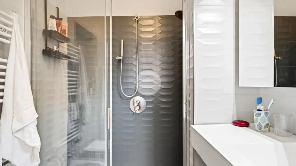 Salles de bain - Spacious 2-Bedroom Apartment in Brescia