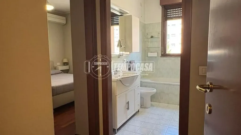 Vannitoad - Modernised Three-Room Flat with Balcony in Milan