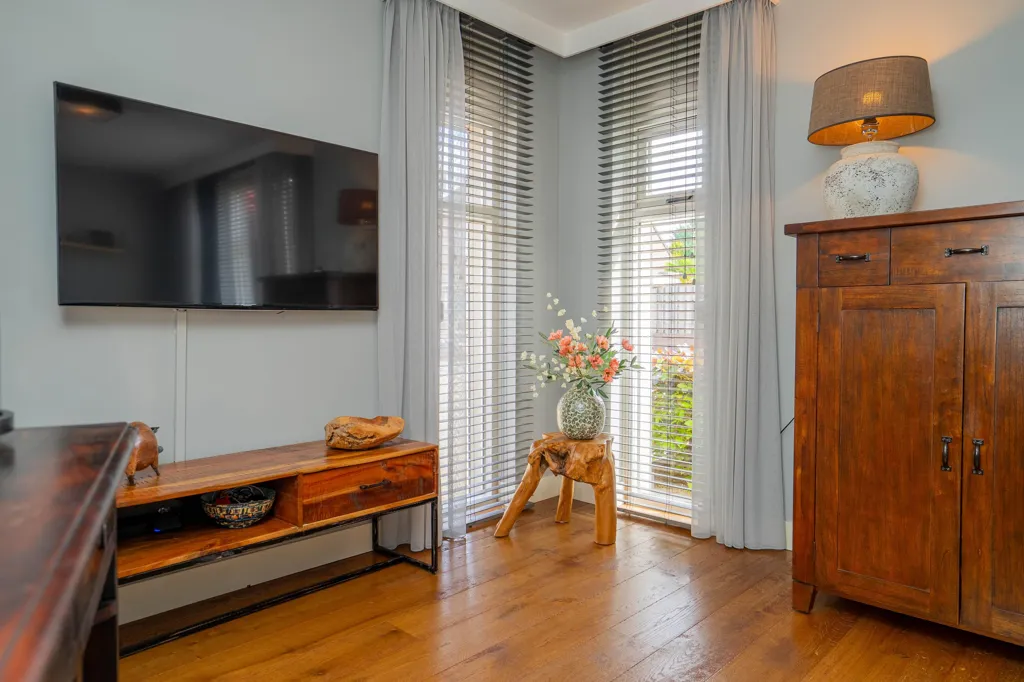 Elutuba - Linked Semi-detached House with Serre in Helmond