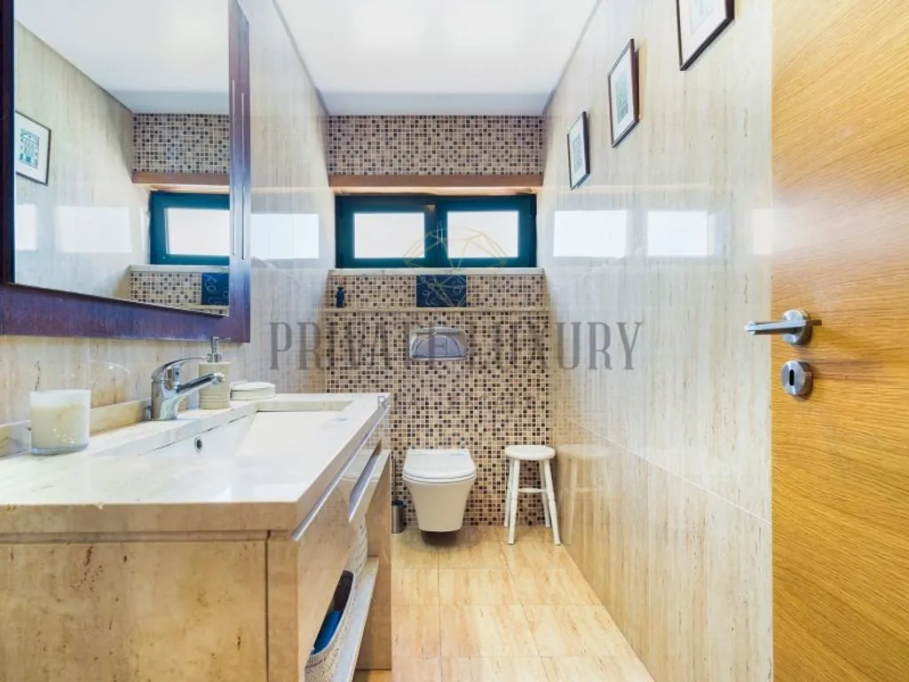 Bathrooms - Luxury Semidetached House with Pool in Cascais