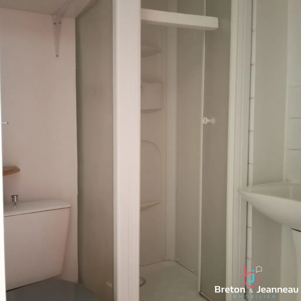 Vannitoad - 1-Bedroom Apartment in Laval