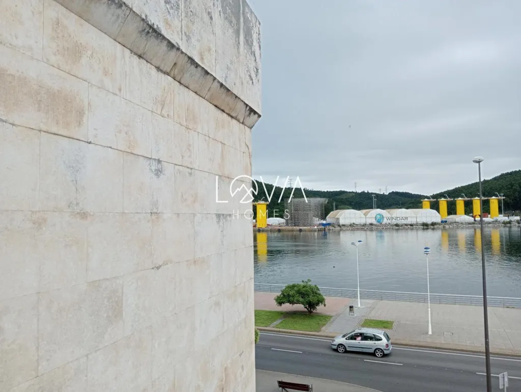 Stanze - Multi-Storey Building with River Views in Avilés