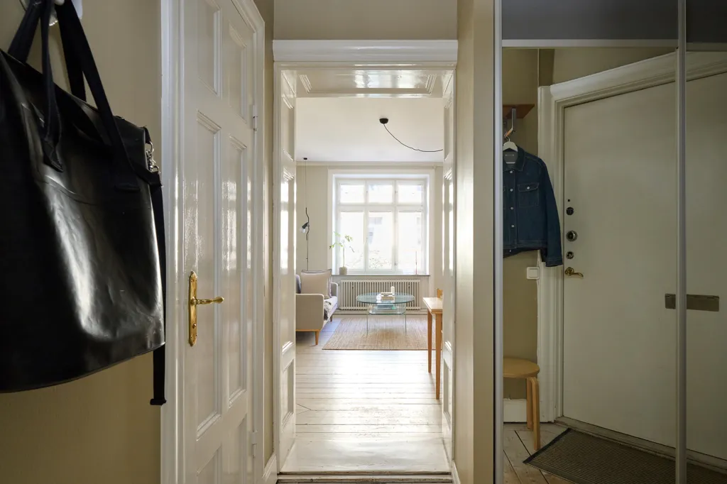 Entrée - Turn-of-the-Century Flat with Garden View in Södermalm
