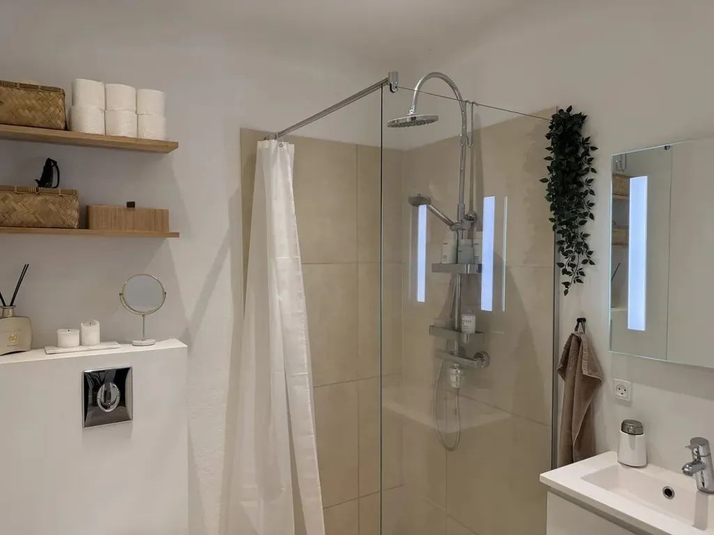 Vannitoad - Modern Flat with Balcony in Aalborg's Gågade