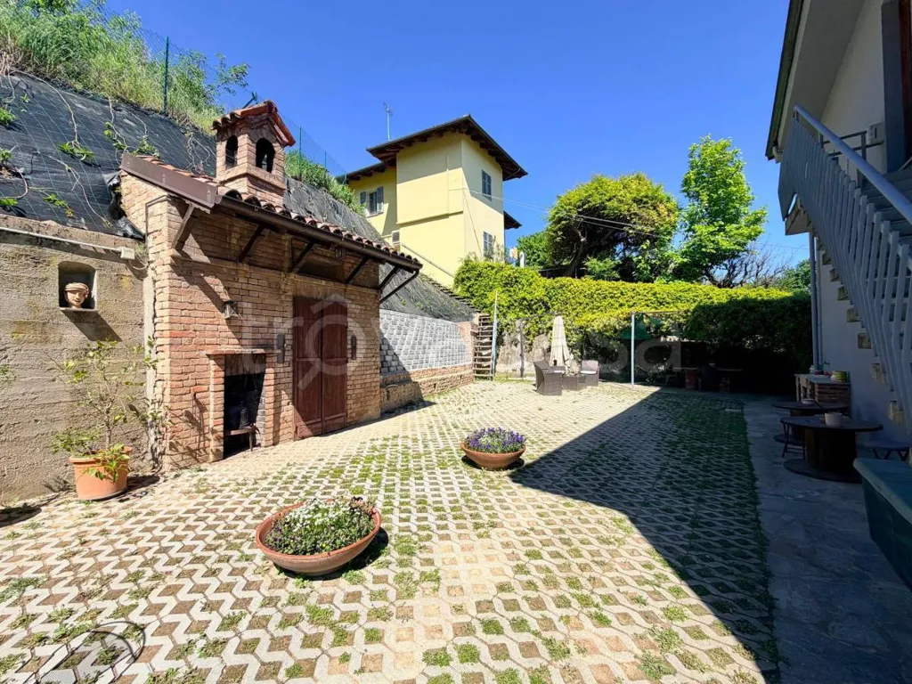 Terrazza - Restored Villa with Garden in Bra