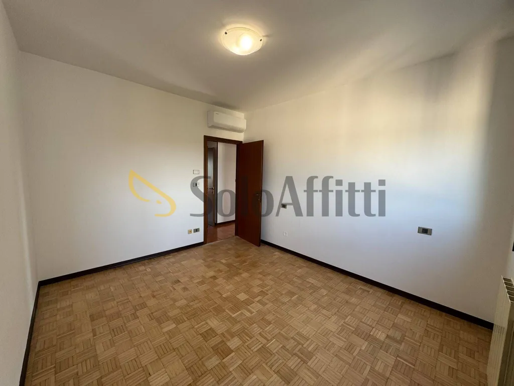 Pièces - Spacious 4-Bedroom Apartment in Santa Viola