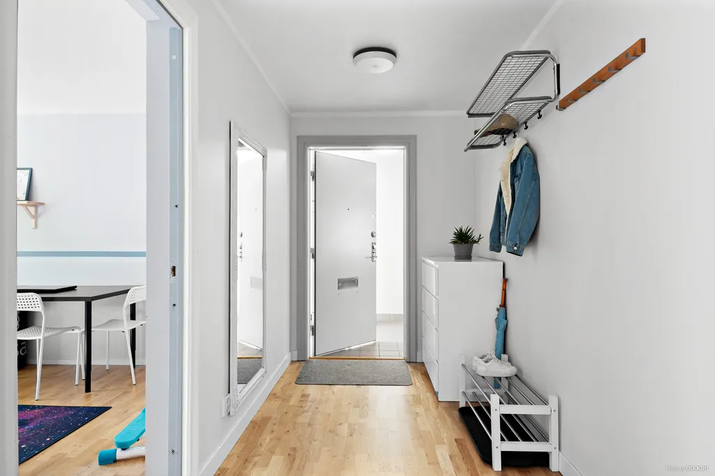 Entrée - Thoughtfully Designed 3-Bed Flat with Balcony in Sävja