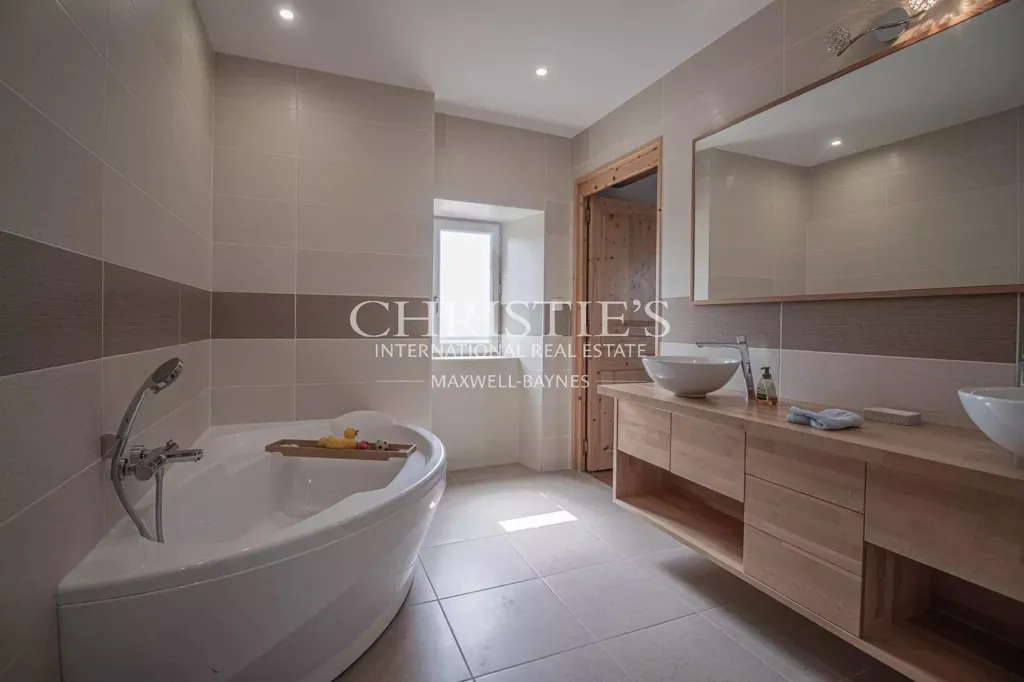Vannitoad - Converted Surgery Home with Garden in Bastide Village