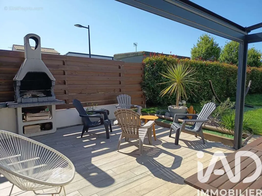 Terrasse - Pavillon Récemment Construit avec Jardin à Sainte-Florence