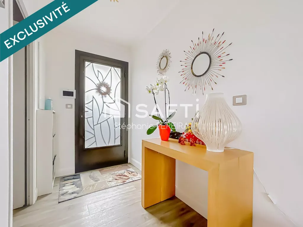 Ingresso - House with Cinema Space in Town Centre