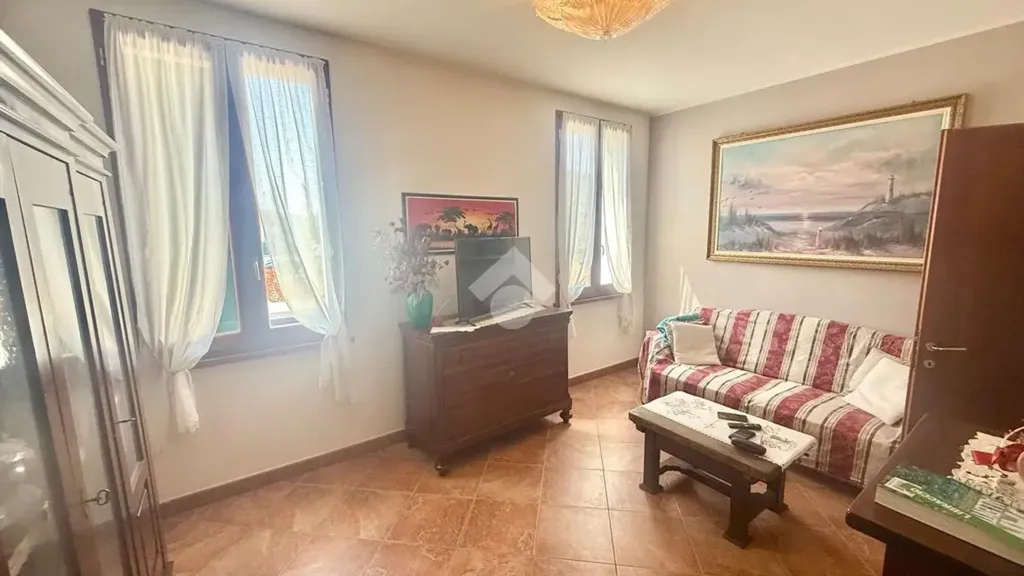 Magamistoad - Two-Storey Apartment with Balcony in Guastalla
