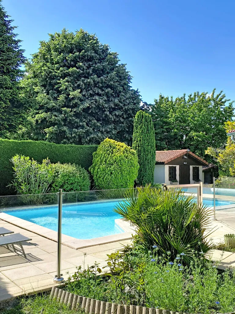 Piscine - Maison avec Piscine et Garage Double à Genas