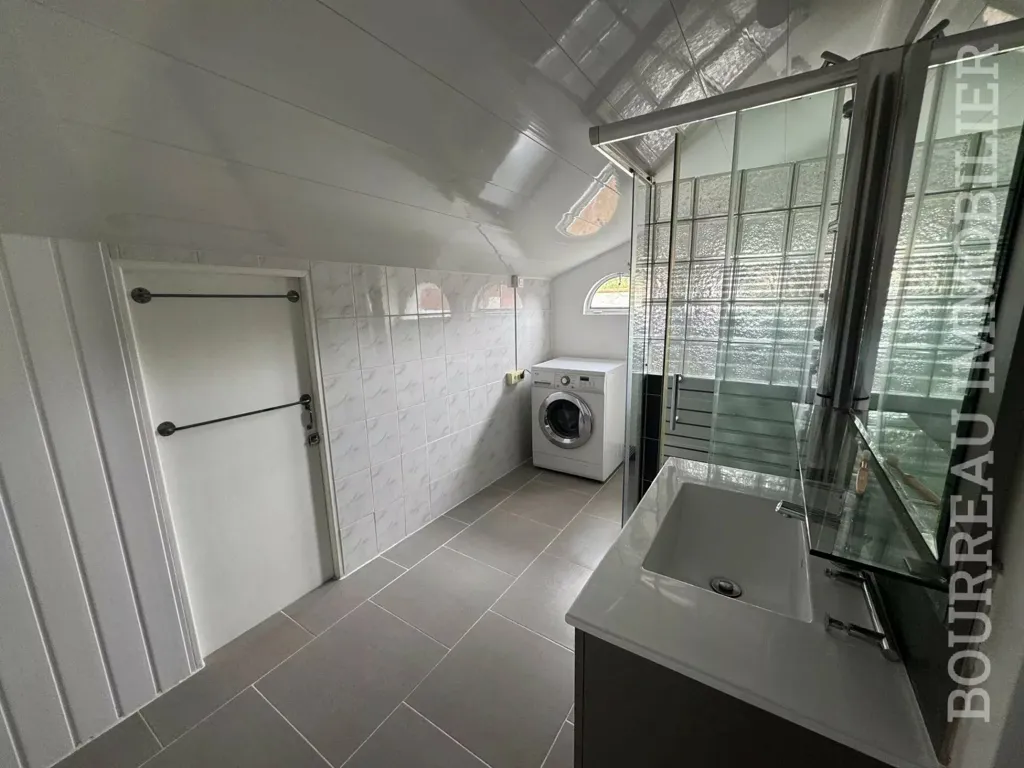 Salles de bain - Appartement de rez-de-chaussée avec balcon à Joigny