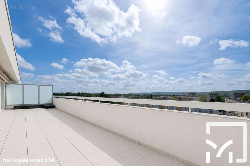 Balcony - Family Apartment with Balcony in Le Pecq