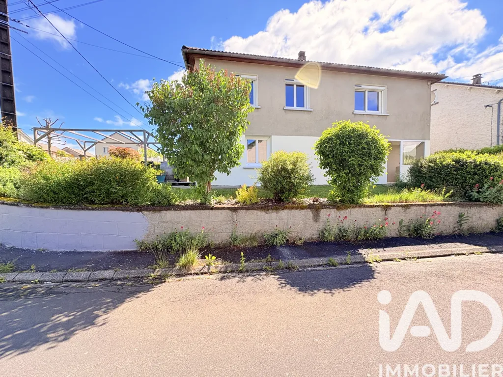 Extérieur - Maison Individuelle avec Jardin et Terrasse à Cantal