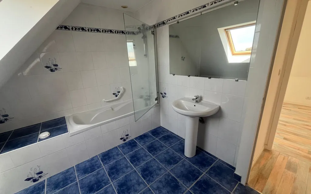 Bagni - 3-Bedroom House with Terrace in Plouigneau