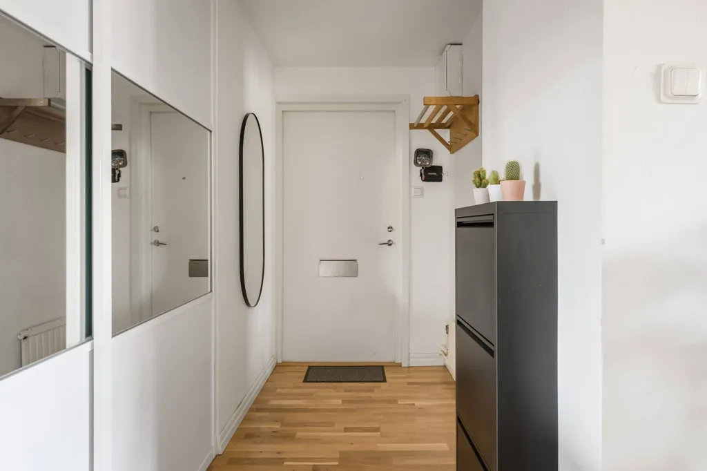 Hallway - Renovated Apartment with Balcony in Örebro