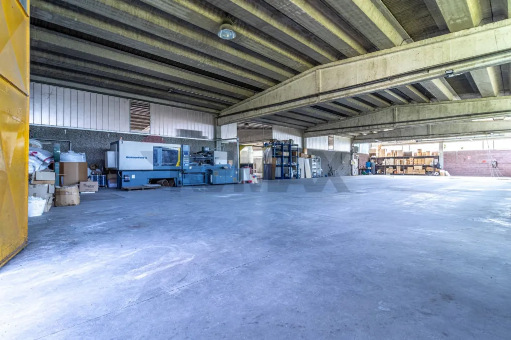 Garaaž - Industrial Warehouse with Expansion Potential in Sandigliano