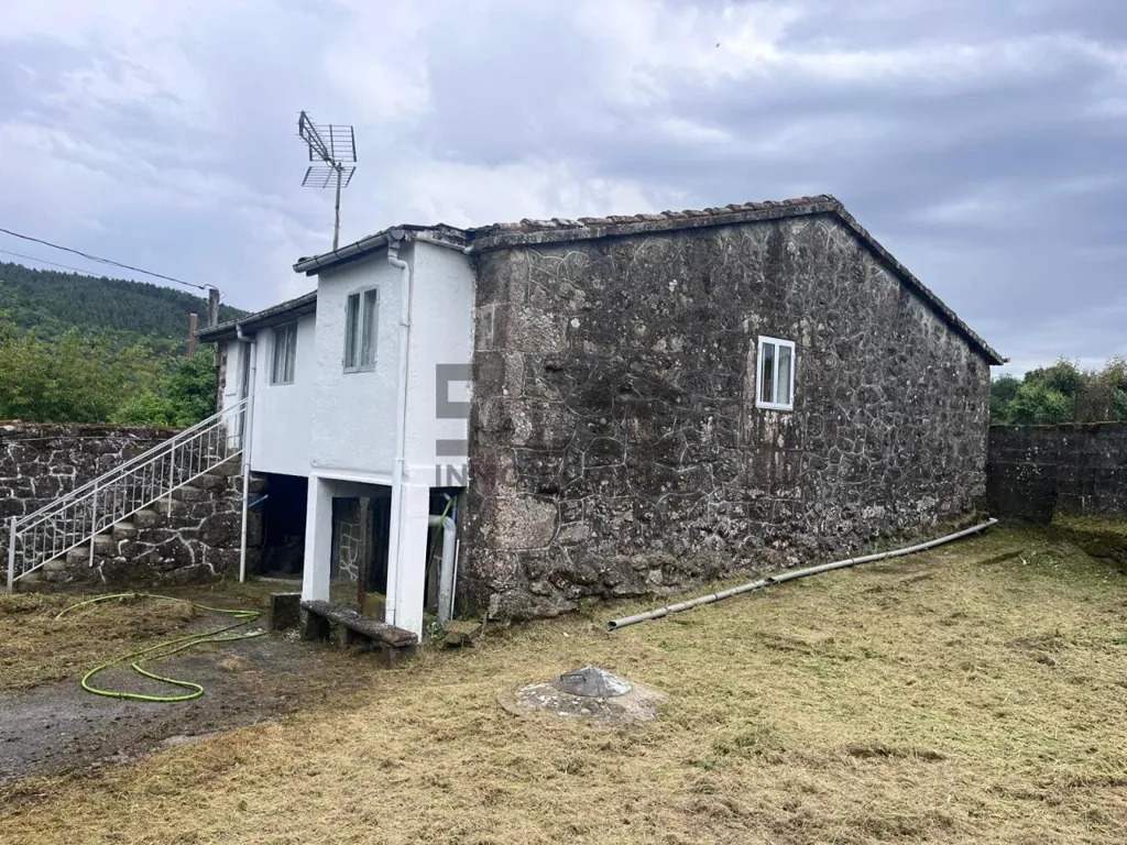 Extérieur - Rustic Stone Chalet with Garden in Lobeira