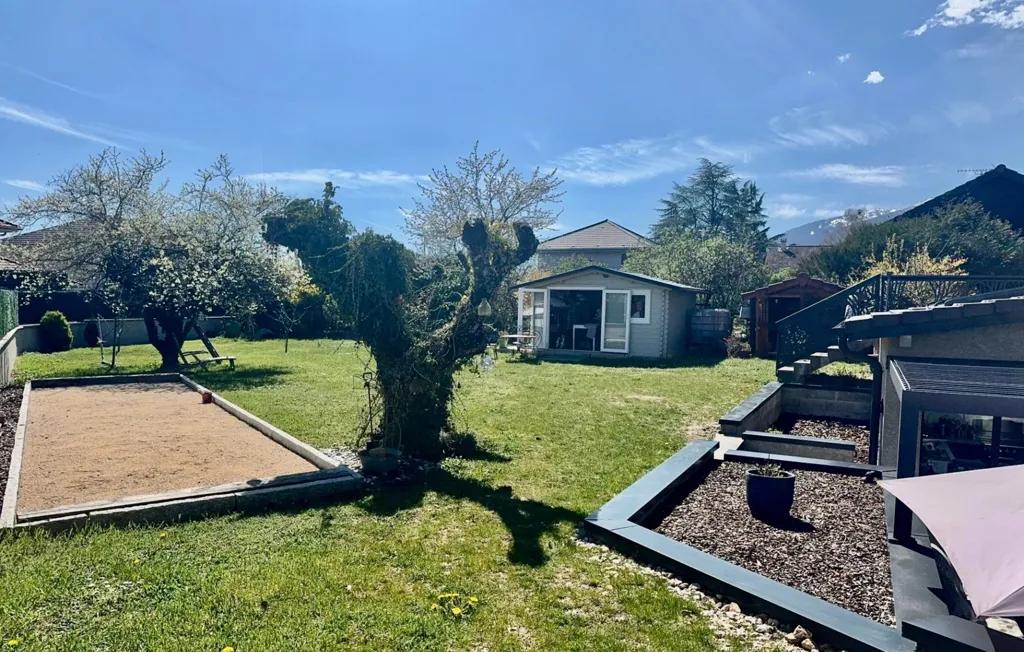 Jardin - Villa Rénovée avec Vue Montagne à Cessy