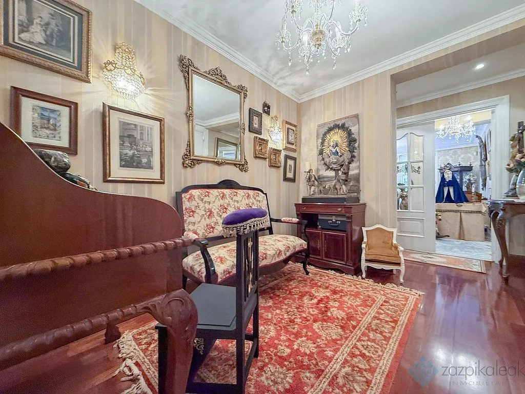 Soggiorno - Apartment with Balcony in Bilbao's Casco Viejo