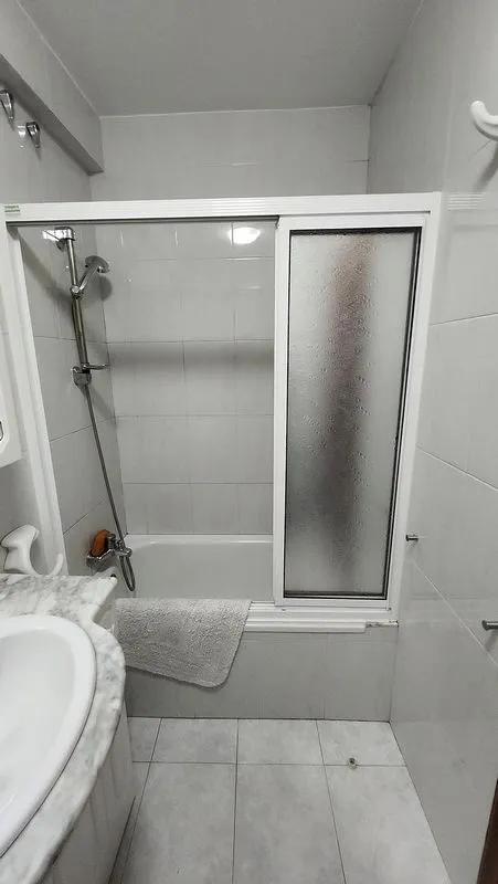 Bathrooms - 2-Bedroom Flat with Balcony in Miño