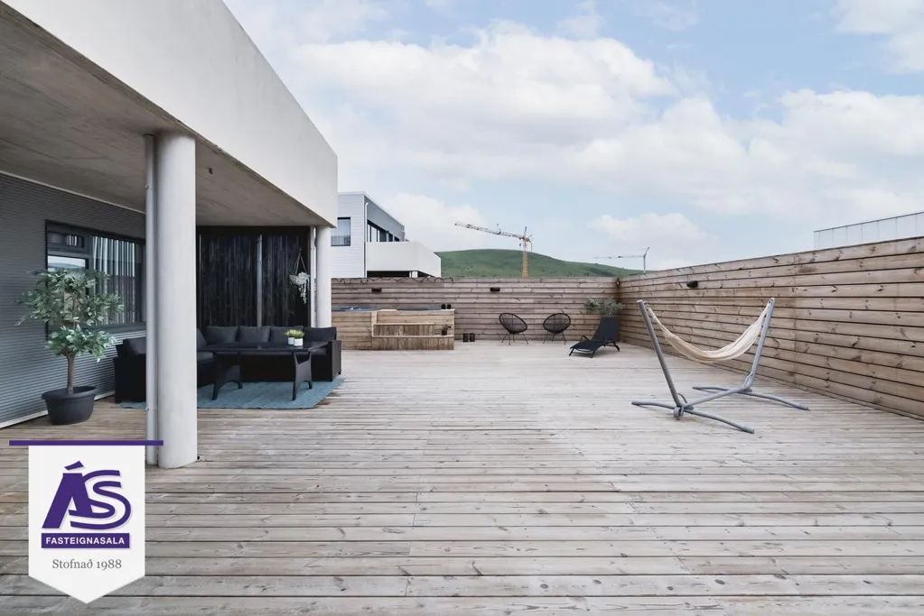 Terrazza - Newly Built Duplex with Garden in Skarðshlíð
