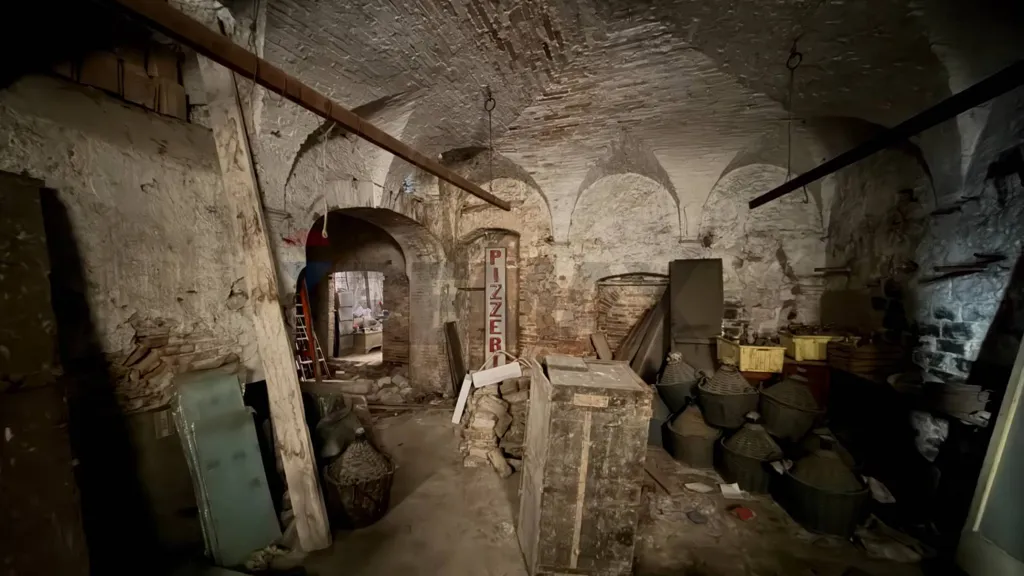 Pièces - Warehouse/Studio for Renovation in Foligno