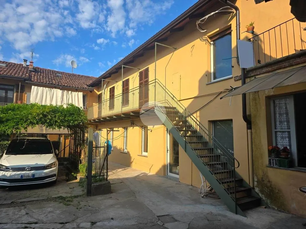 Esterno - Rustic-Style Flat with Balcony in Chieri