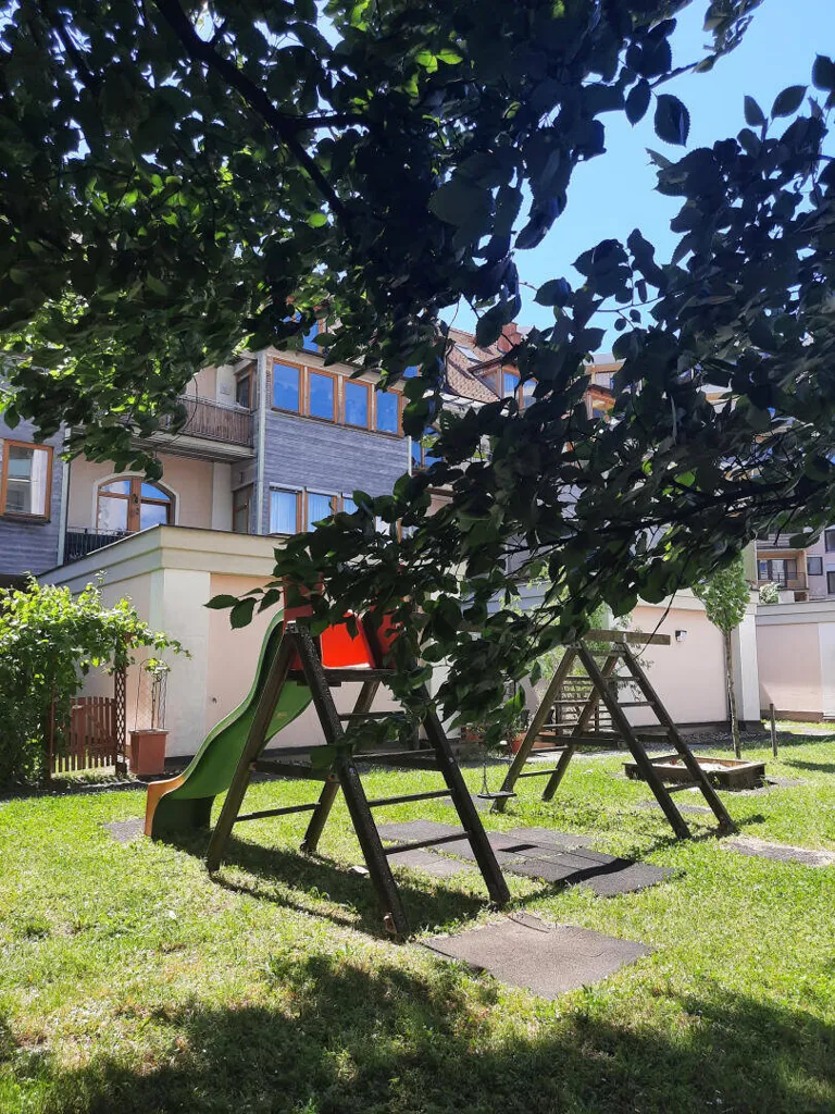 Aed - 2-Bedroom Apartment with Parking in Top Location