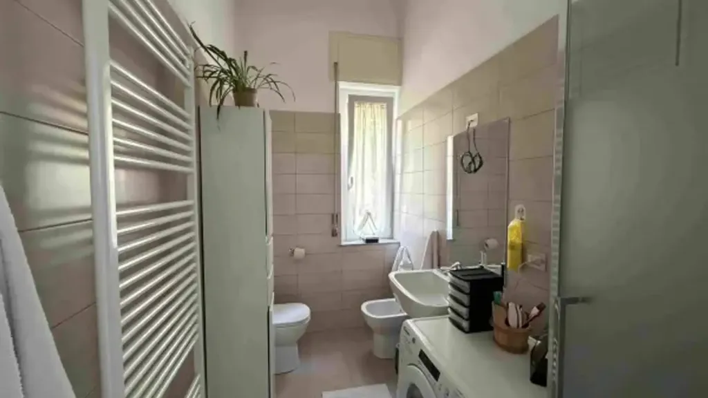 Salles de bain - Riverfront Apartment with Terrace in Sesto Calende