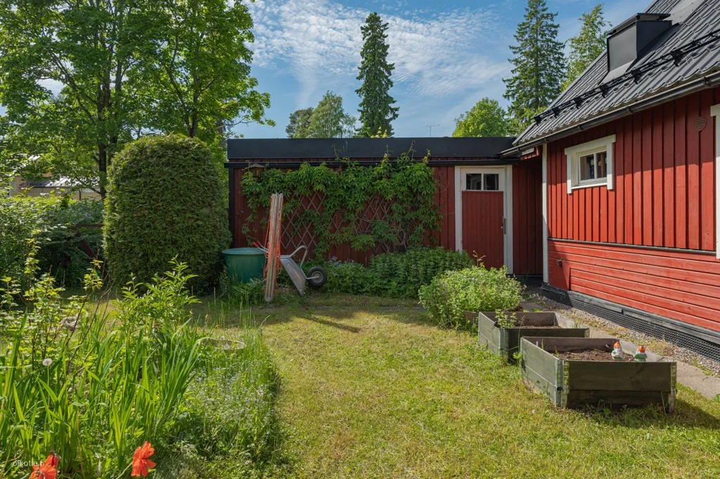 Aed - Detached House with Redwood Cladding in Puistola
