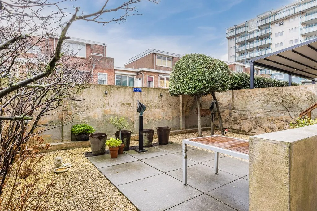 Giardino - 1930s House with Garden in Scheveningen