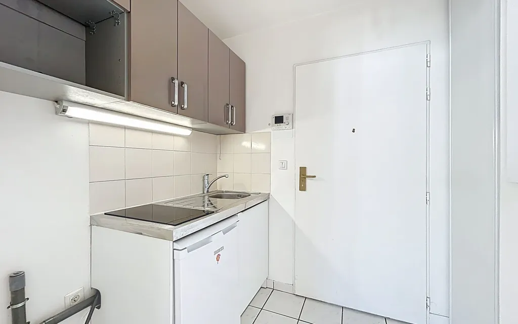 Köök - Studio with Balcony in Suresnes Centre