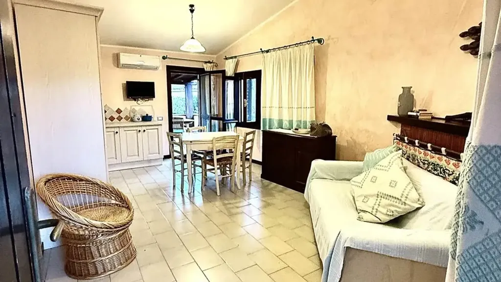 Dining Room - Rustic Apartment with Private Garden in Pula