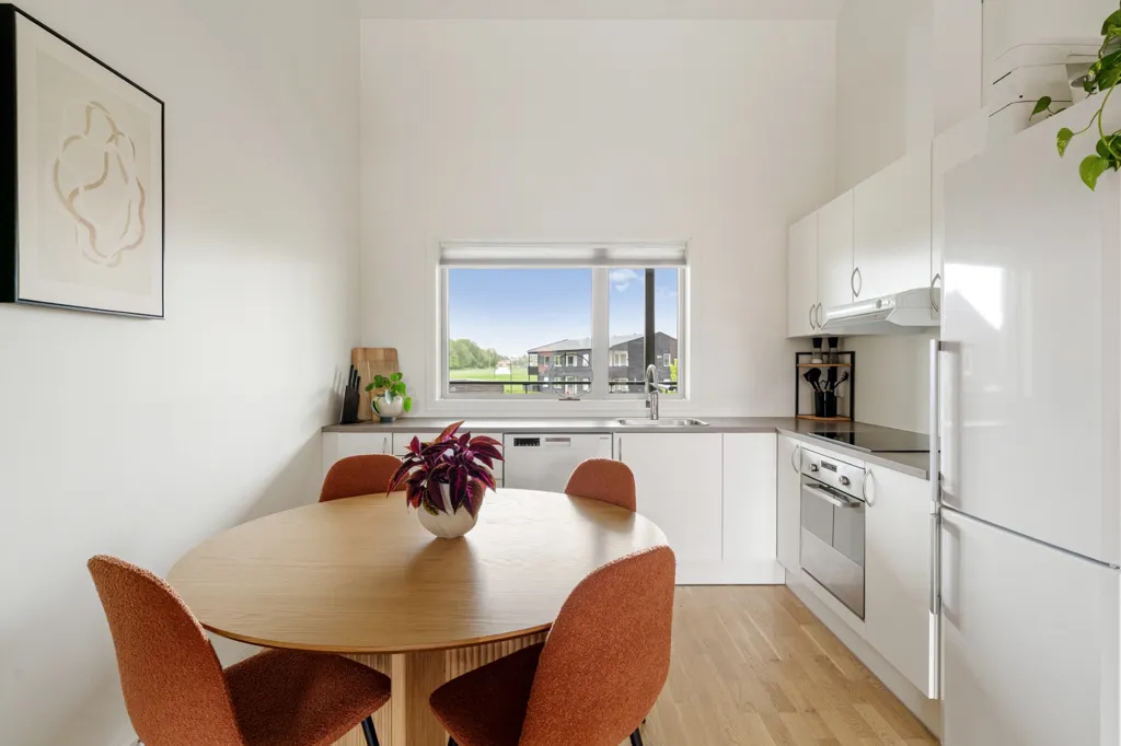 Salle à manger - Modern 2-Bedroom Flat with Balcony in Sola