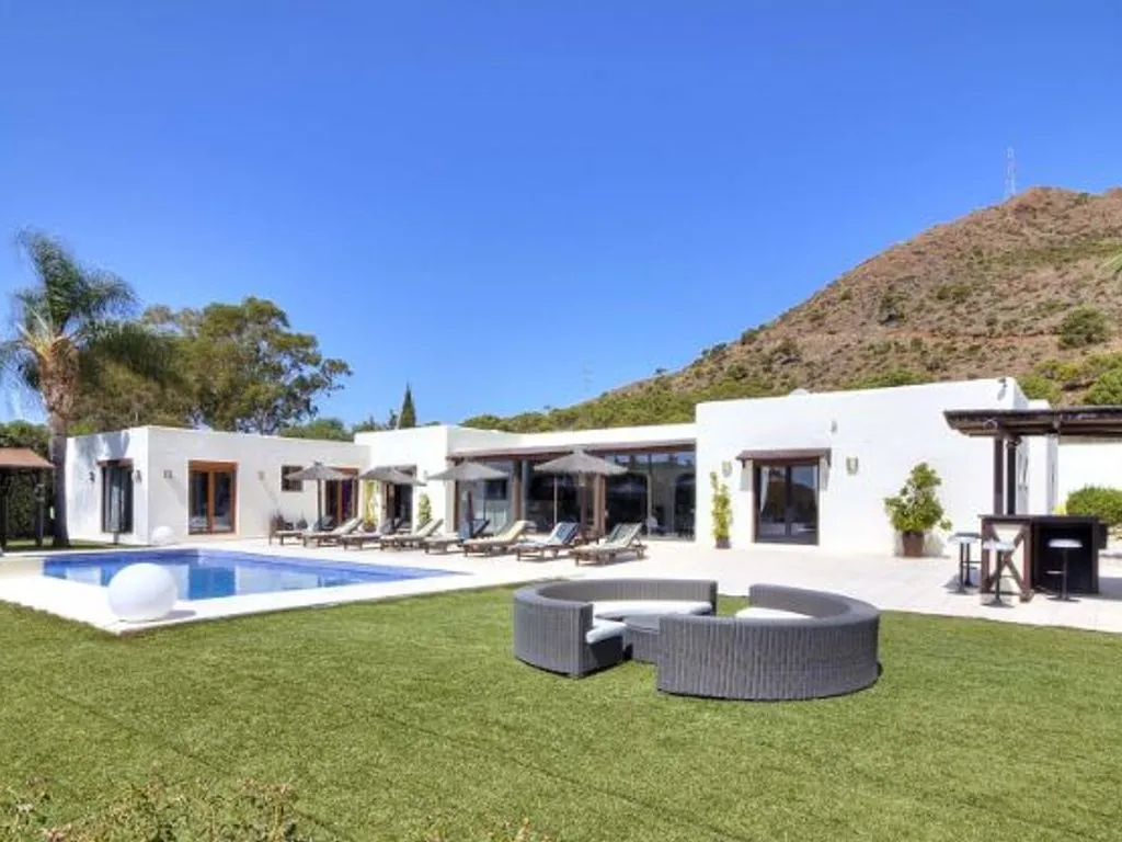 Bassein - Luxury Villa with Pool in Estepona, Malaga