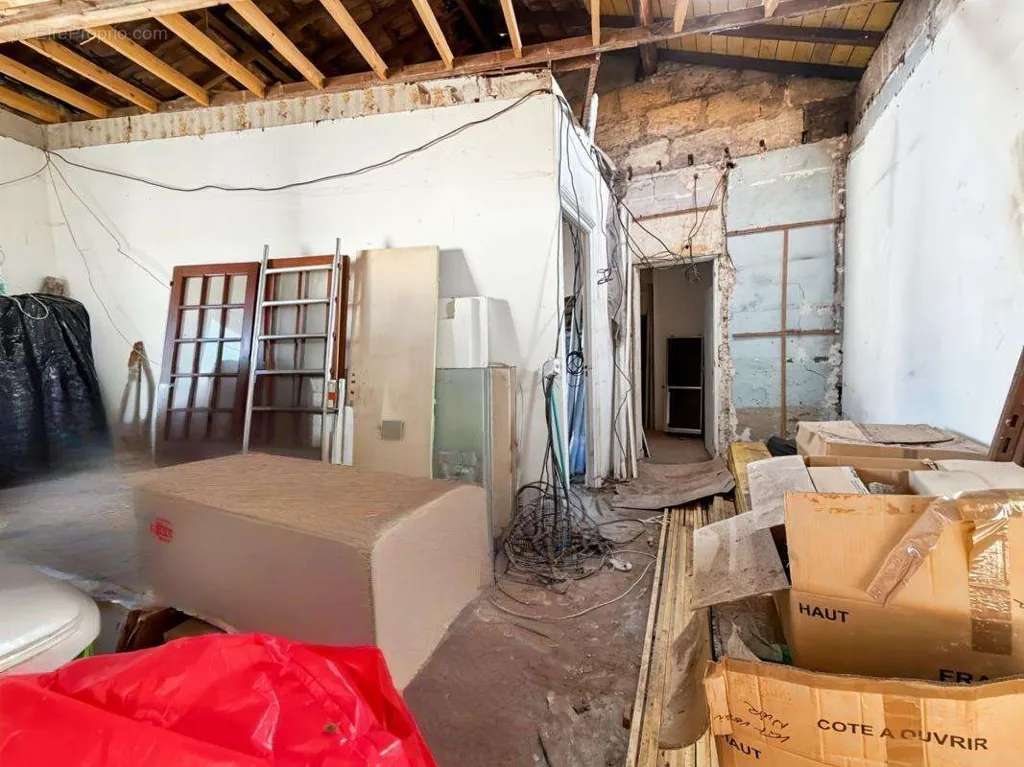 Rooms - Mixed-Use Building with Commercial Space in Bordeaux