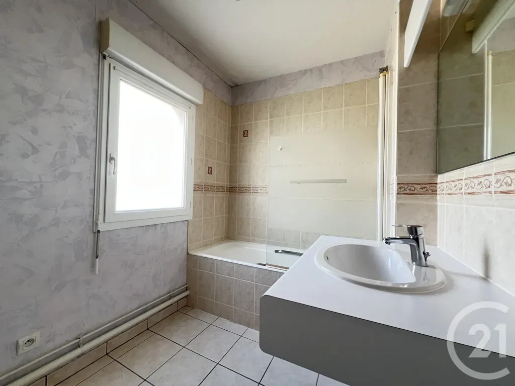 Vannitoad - 2-Bedroom Flat with Private Parking in Chartres