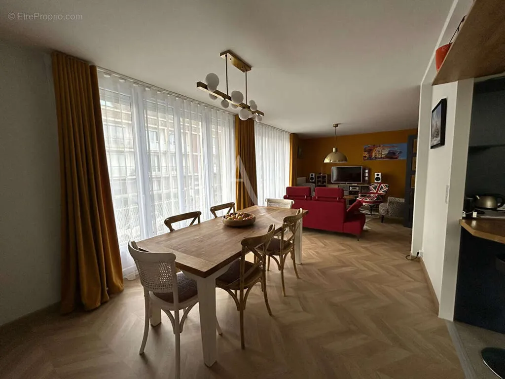 Salle à manger - Appartement Lumineux avec Cuisine Moderne à Saint-Nazaire