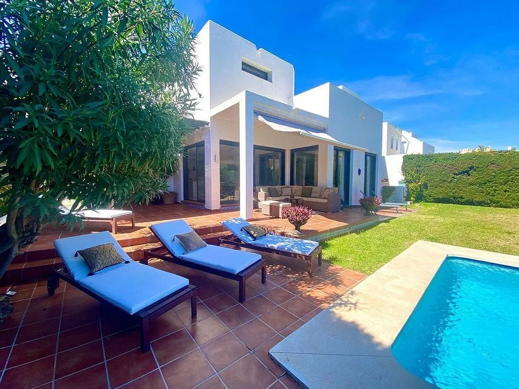 Bassein - Chalet with Pool and Terrace in Casco Antiguo
