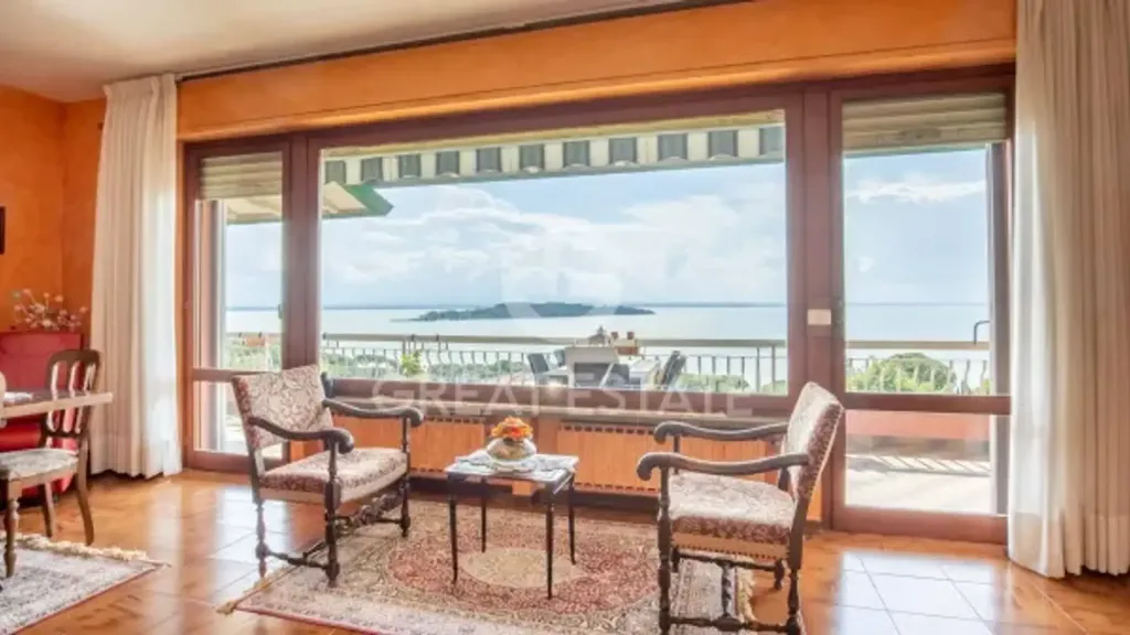 Dining Room - Villa with Lake View in Magione